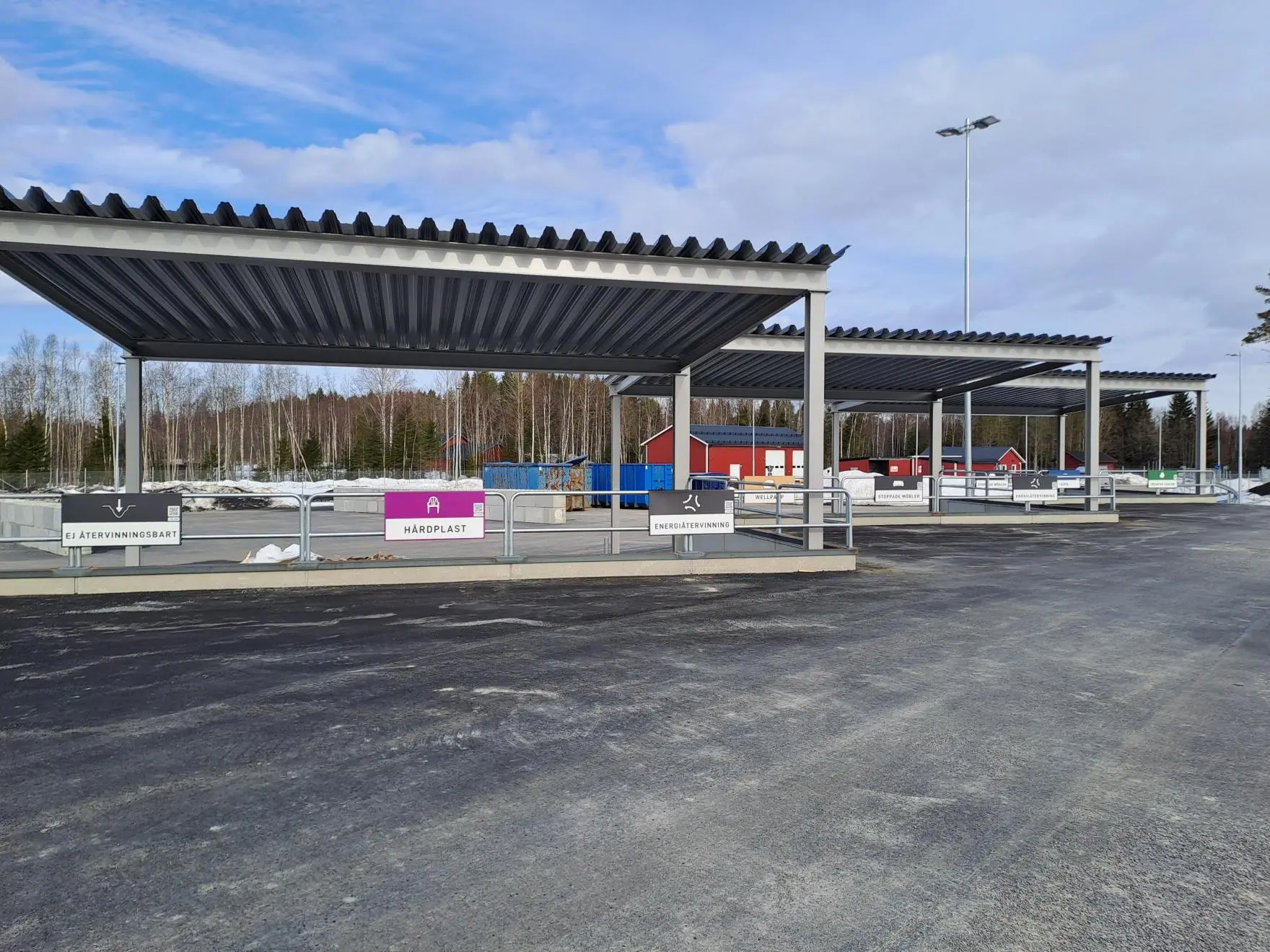 Tre stora skärmtakskonstruktioner.